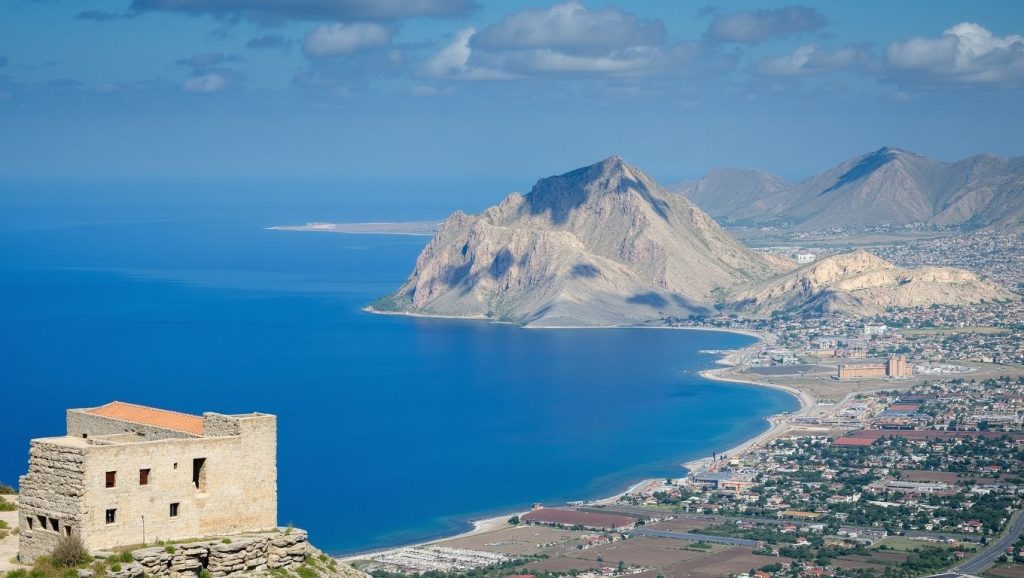 Primer plano de la orilla de Playa de Erice 3, Erice