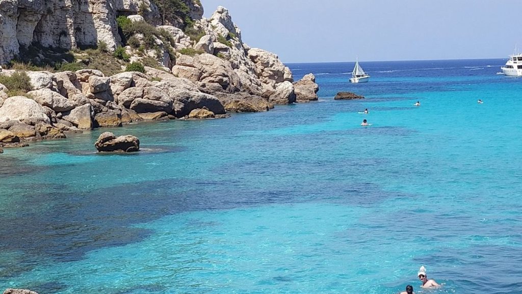 Detalle de arena y agua en Playa de Favignana 1, Favignana