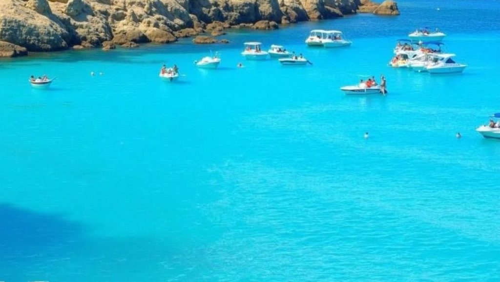 Detalle de arena y agua en Playa de Favignana 4, Favignana