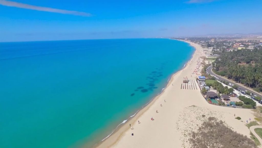 Orilla de Playa de Gela 4 con olas suaves en Gela