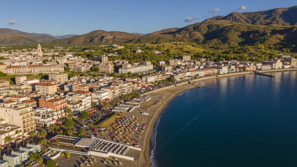 Primer plano de la orilla de Playa de Giardini-Naxos 2, Giardini-Naxos