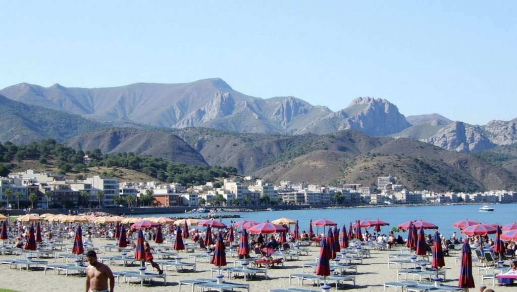 Vista amplia de Playa de Giardini-Naxos 2 en Giardini-Naxos, Sicilia