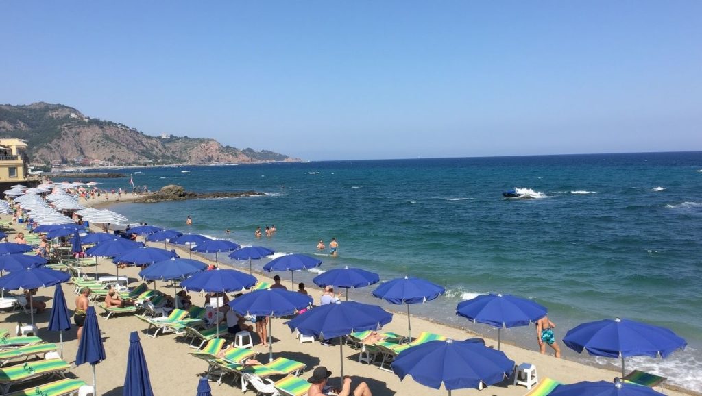 Detalle de arena y agua en Playa de Giardini-Naxos 5, Giardini-Naxos