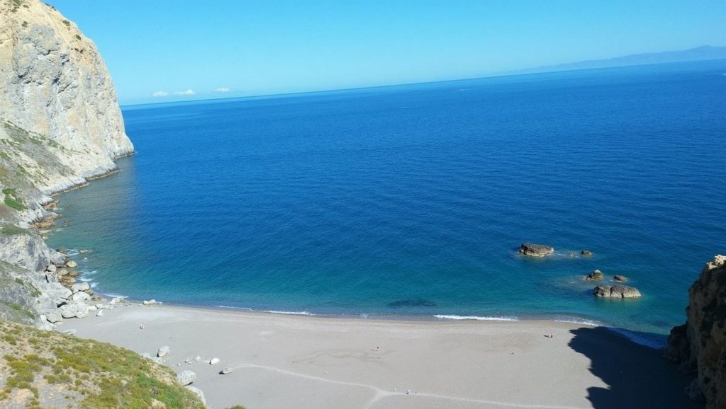 Orilla de Playa de Gioiosa Marea 3 con olas suaves en Gioiosa Marea