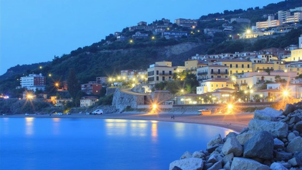 Orilla tranquila de Playa de Gioiosa Marea 4, playa de Gioiosa Marea