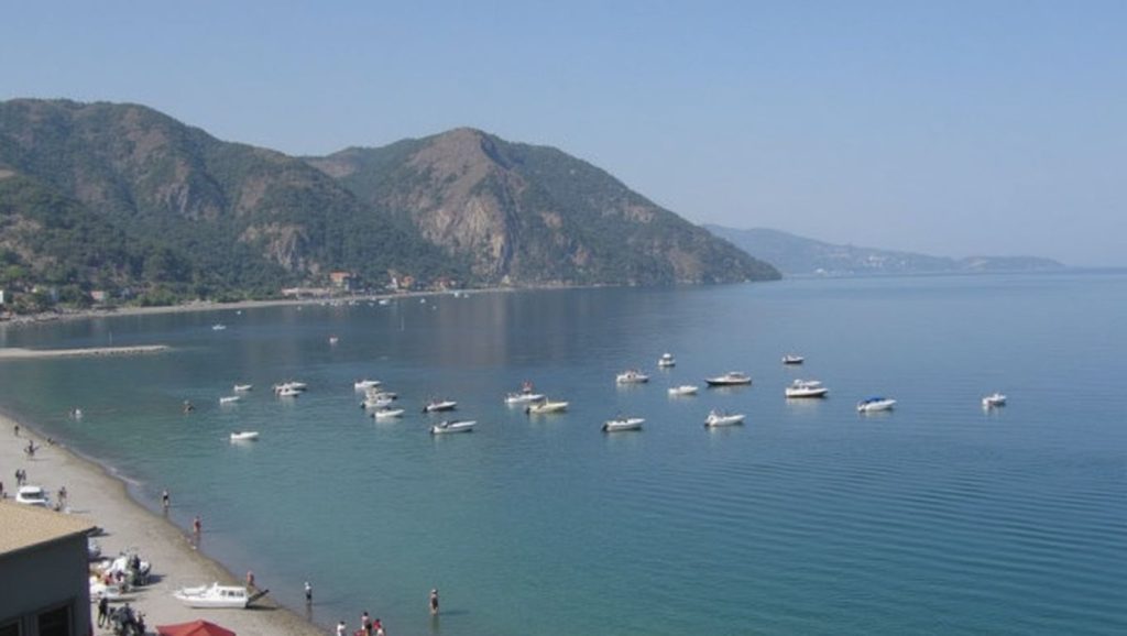 Panorámica de Playa de Gioiosa Marea 5 con cielo despejado, Gioiosa Marea