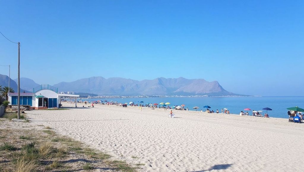 Vista de Playa de Isola delle Femmine 1 desde la orilla, Isola delle Femmine