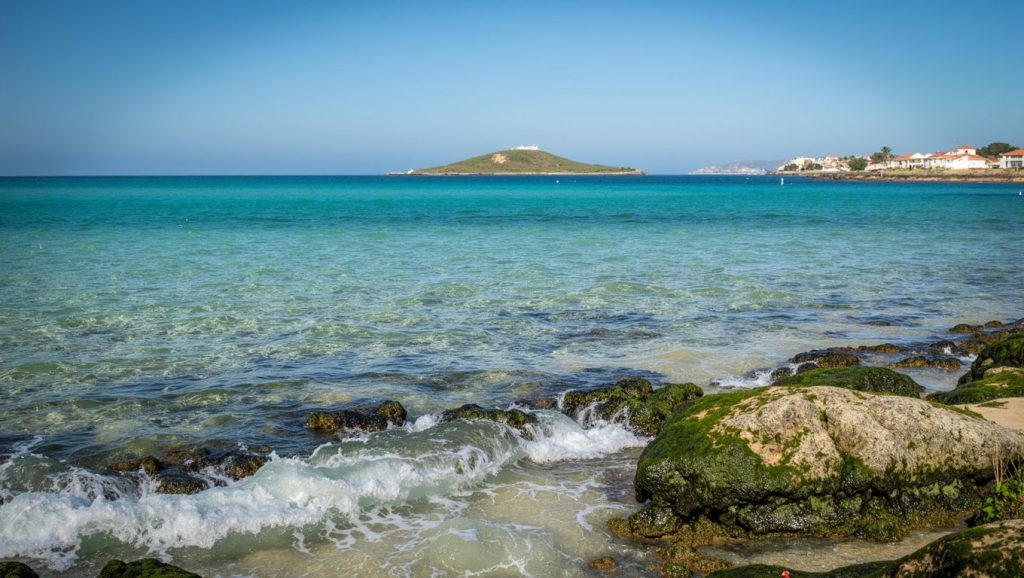 Orilla tranquila de Playa de Isola delle Femmine 2, playa de Isola delle Femmine