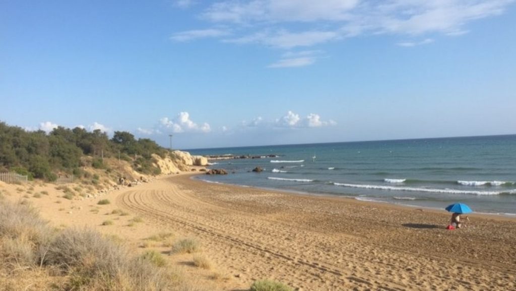 Detalle de arena y agua en Playa de Ispica 2, Ispica