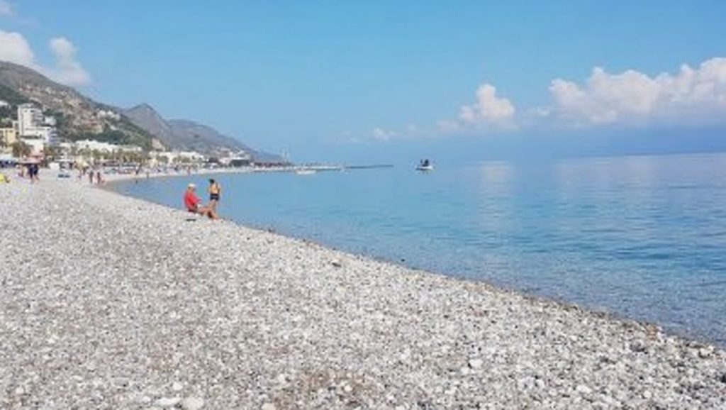 Orilla de Playa de Letojanni 2 con olas suaves en Letojanni
