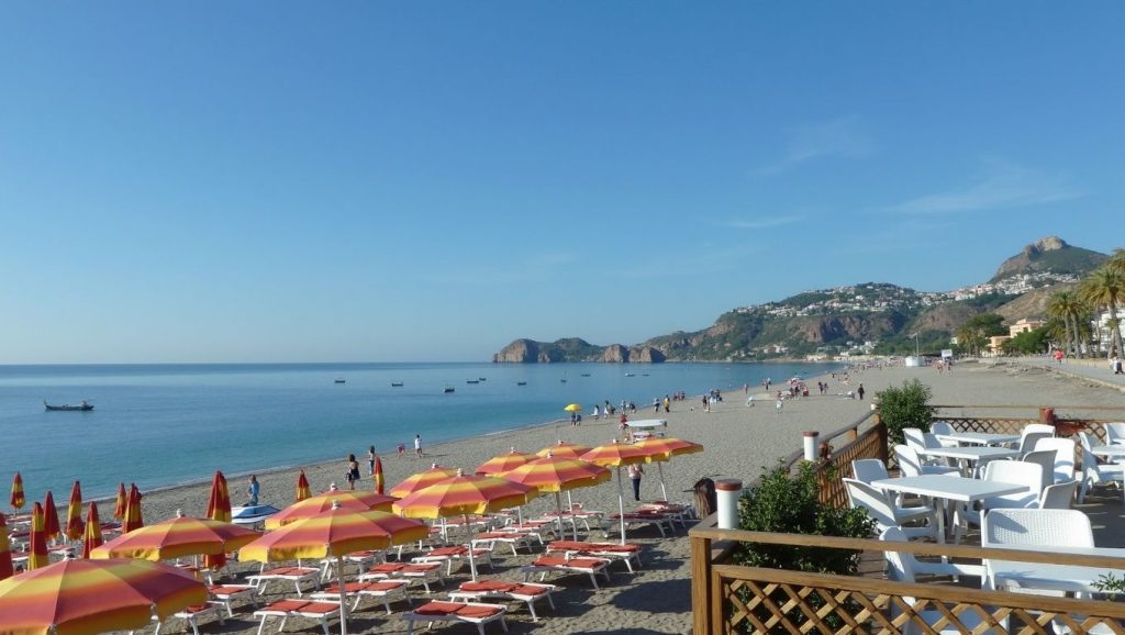 Detalle de arena y agua en Playa de Letojanni 2, Letojanni