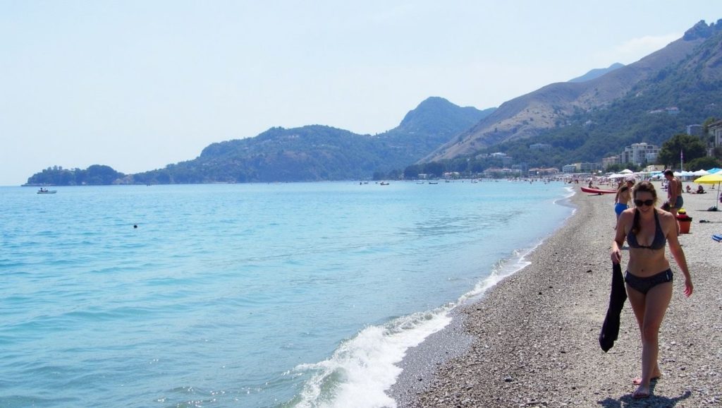Detalle del agua en Playa de Letojanni 3, Letojanni, Sicilia