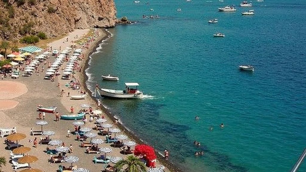 Oleaje en la orilla de Playa de Messina 24, costa de Messina