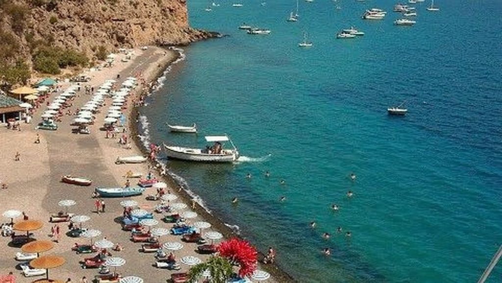 Oleaje en la orilla de Playa de Messina 32, costa de Messina