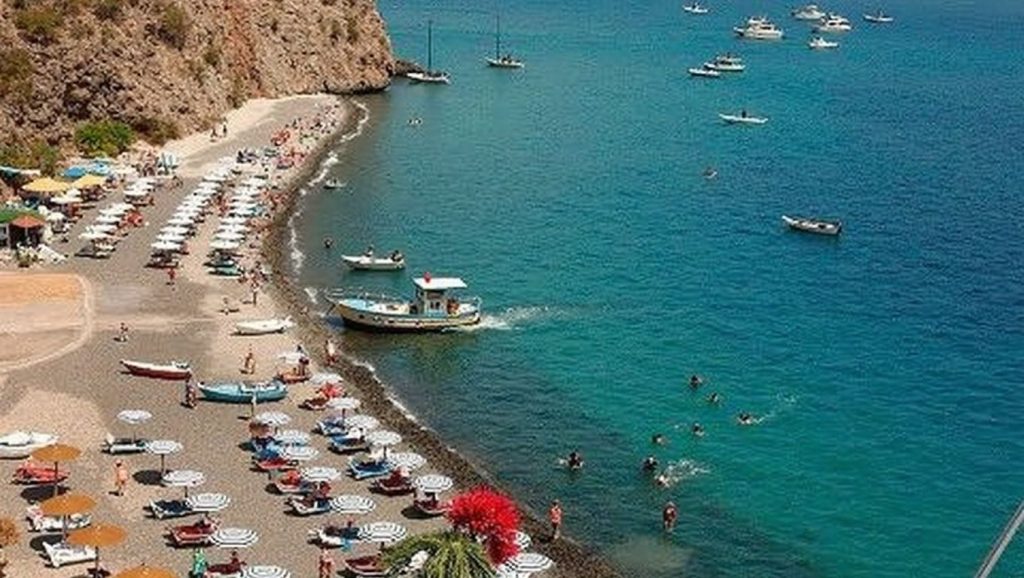 Oleaje en la orilla de Playa de Messina 33, costa de Messina