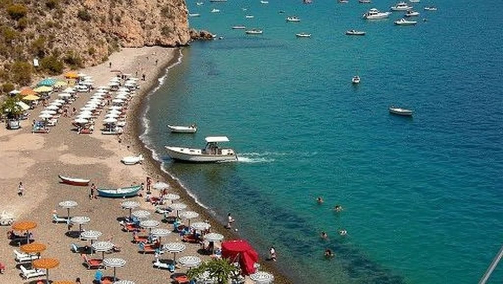Oleaje en la orilla de Playa de Messina 36, costa de Messina