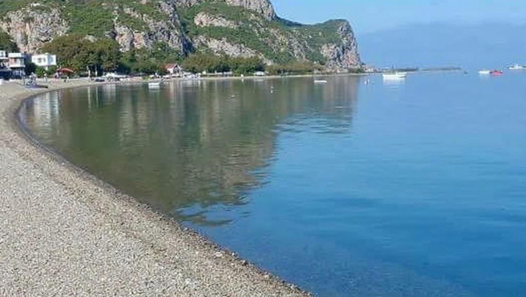 Oleaje en la orilla de Playa de Oliveri 5, costa de Oliveri
