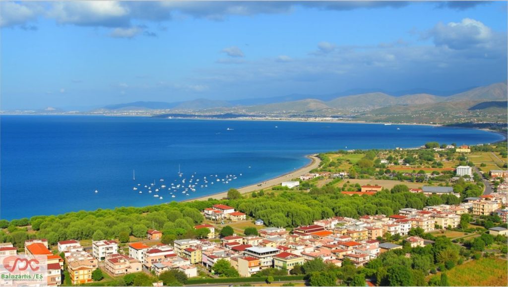 Agua y arena en Playa de Oliveri 6, Oliveri