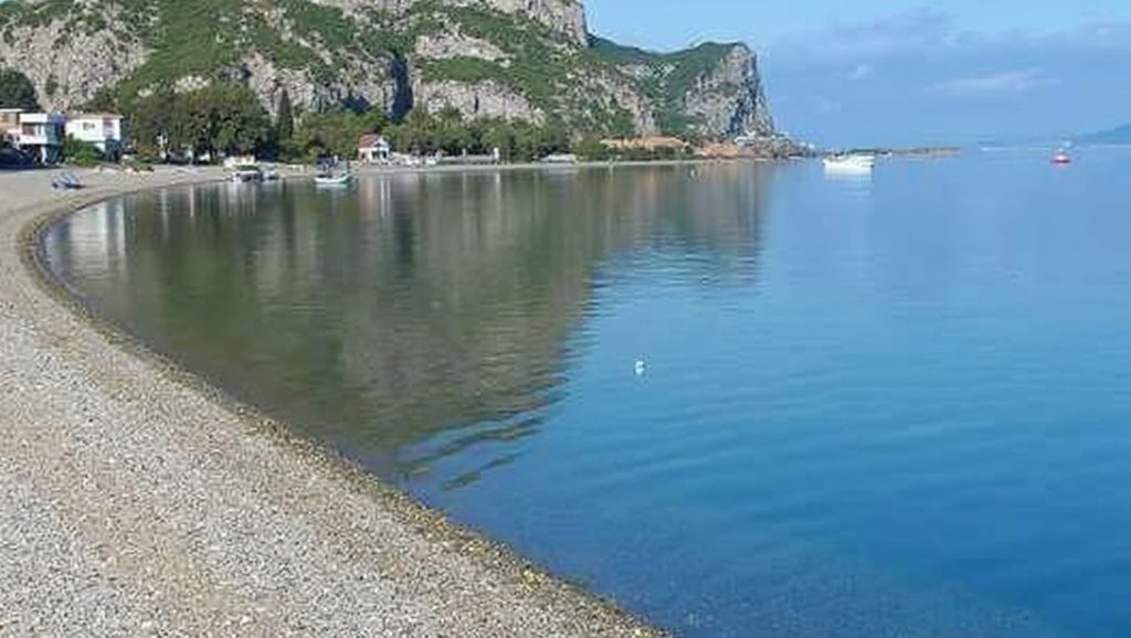 Primer plano de la orilla de Playa de Oliveri 6, Oliveri