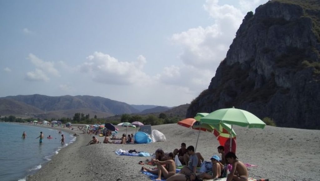 Detalle de arena y agua en Playa de Oliveri 7, Oliveri
