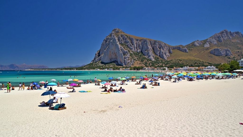 Arena y orilla en Playa de Pace del Mela 2, Pace del Mela, Sicilia