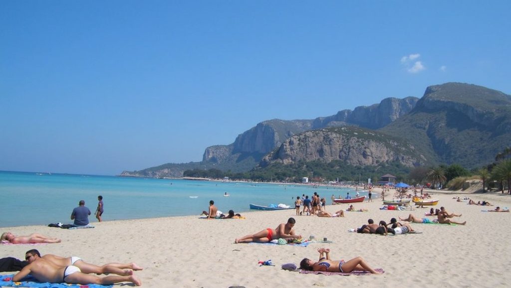 Primer plano de la orilla de Playa de Pace del Mela 2, Pace del Mela