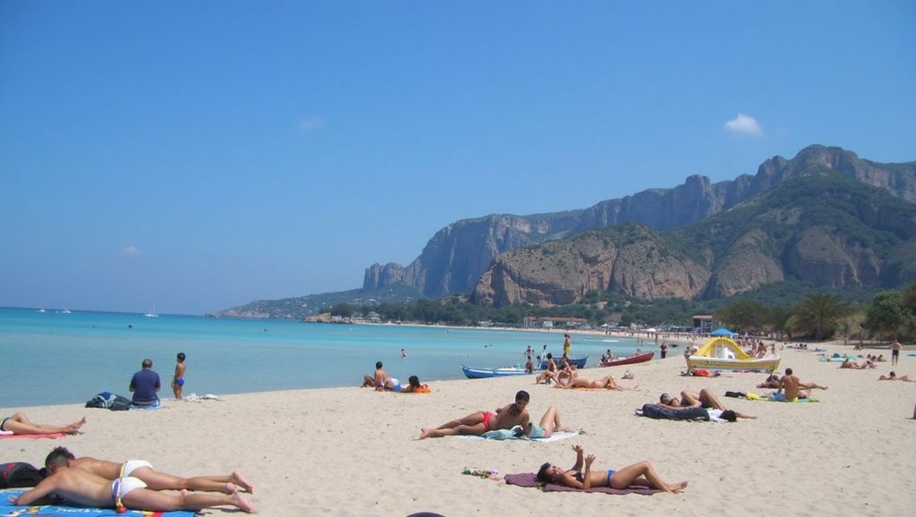 Detalle del agua en Playa de Pace del Mela 4, Pace del Mela, Sicilia