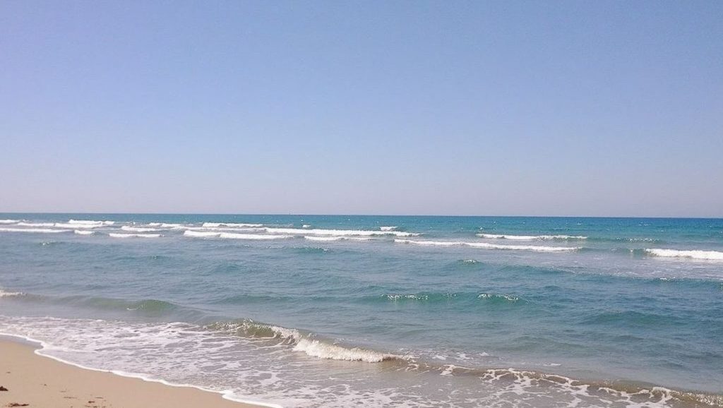 Oleaje en la orilla de Playa de Pachino 10, costa de Pachino