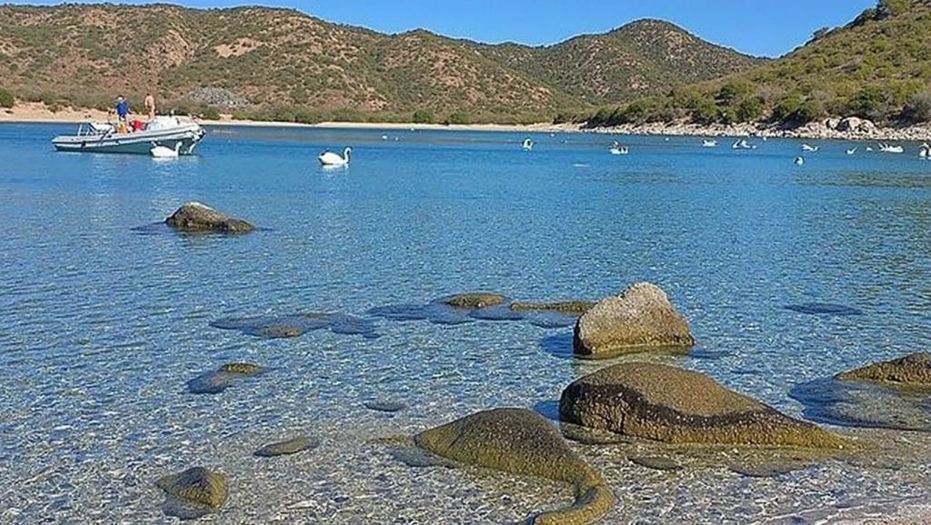 Orilla de Playa de Pachino 6 con olas suaves en Pachino