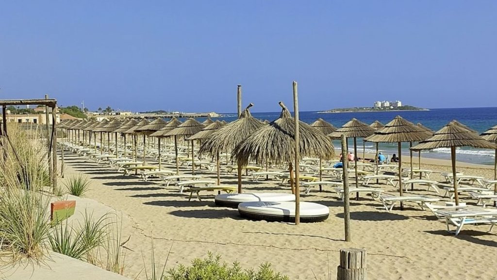 Agua y arena en Playa de Pachino 8, Pachino
