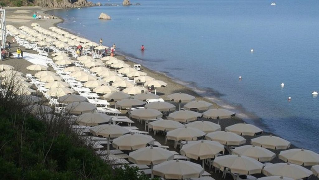 Primer plano de la orilla de Playa de Pollina 1, Pollina