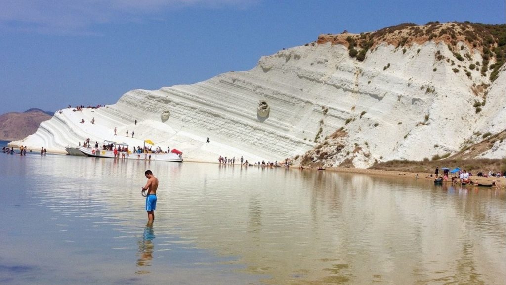 Oleaje en la orilla de Playa de Realmonte 3, costa de Realmonte