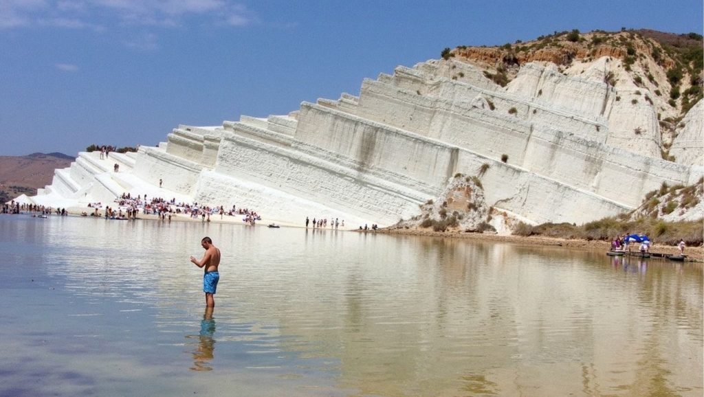 Oleaje en la orilla de Playa de Realmonte 6, costa de Realmonte