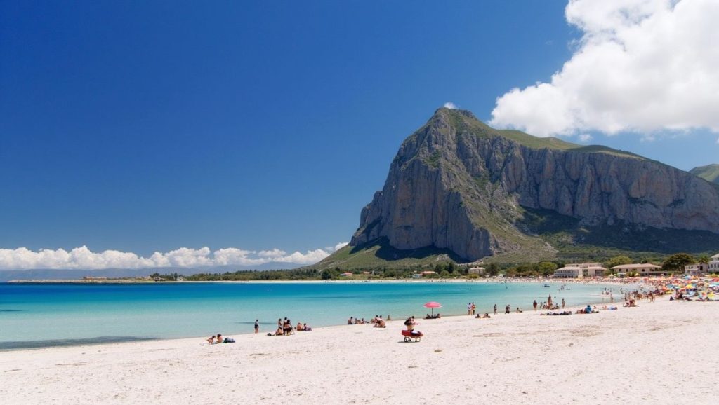 Detalle de arena y agua en Playa de San Vito Lo Capo 3, San Vito Lo Capo