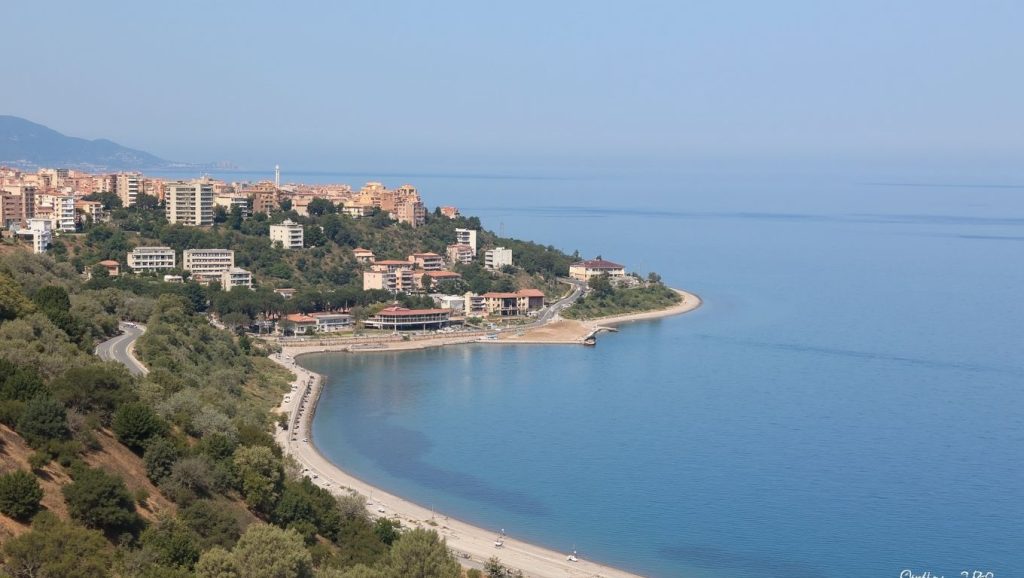 Panorámica de Playa de Santo Stefano di Camastra 2 con cielo despejado, Santo Stefano di Camastra