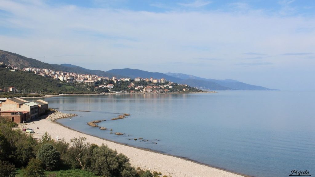 Oleaje en la orilla de Playa de Santo Stefano di Camastra 2, costa de Santo Stefano di Camastra