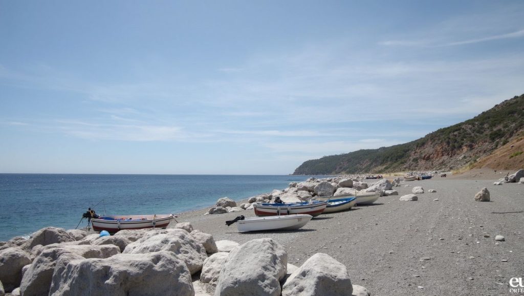 Oleaje en la orilla de Playa de Scaletta Zanclea 1, costa de Scaletta Zanclea