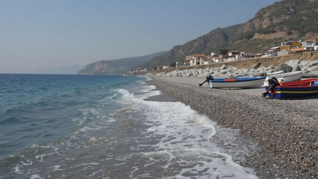 Primer plano de la orilla de Playa de Scaletta Zanclea 1, Scaletta Zanclea