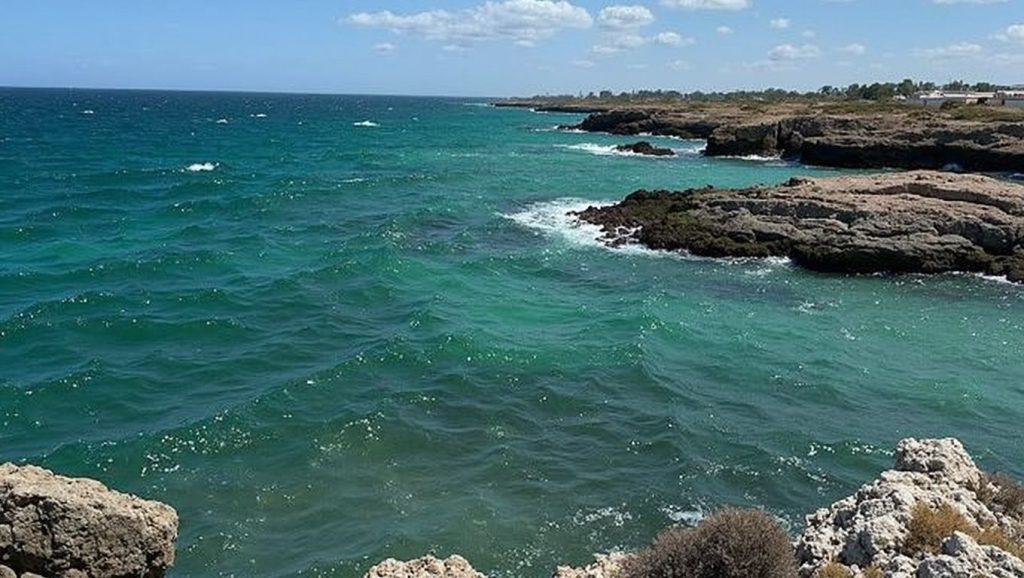 Orilla de Playa de Scaletta Zanclea 16 con olas suaves en Scaletta Zanclea