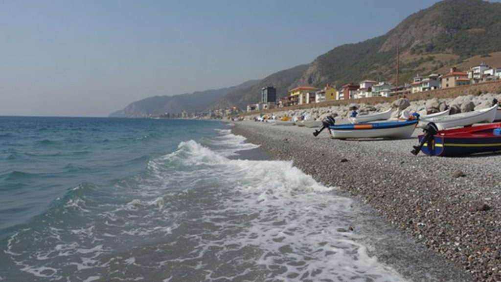 Detalle del agua en Playa de Scaletta Zanclea 2, Scaletta Zanclea, Sicilia