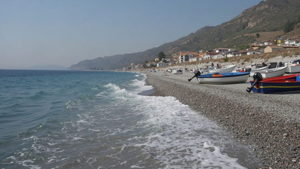 Detalle de arena y agua en Playa de Scaletta Zanclea 3, Scaletta Zanclea
