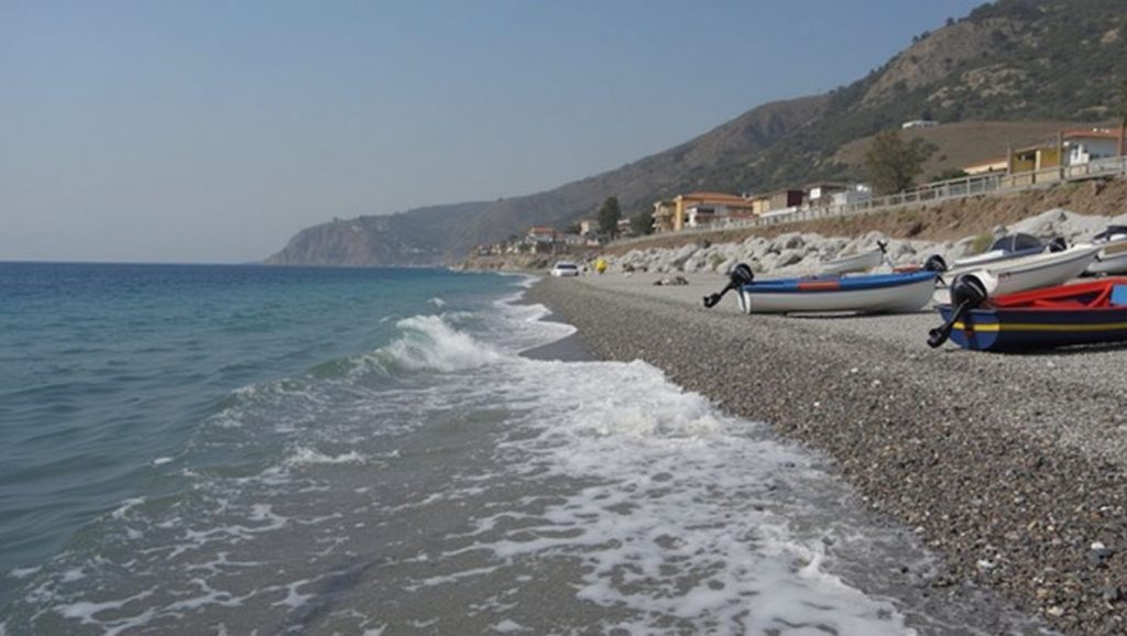 Detalle de arena y agua en Playa de Scaletta Zanclea 6, Scaletta Zanclea