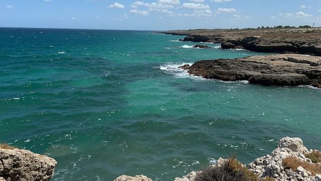 Orilla de Playa de Scaletta Zanclea 8 con olas suaves en Scaletta Zanclea