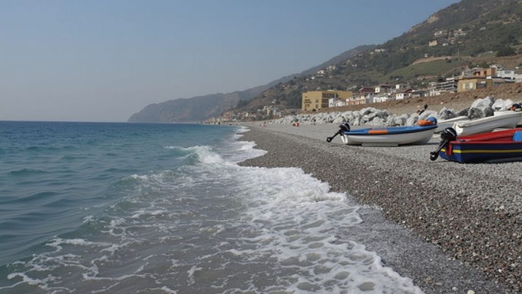 Detalle del agua en Playa de Scaletta Zanclea 8, Scaletta Zanclea, Sicilia