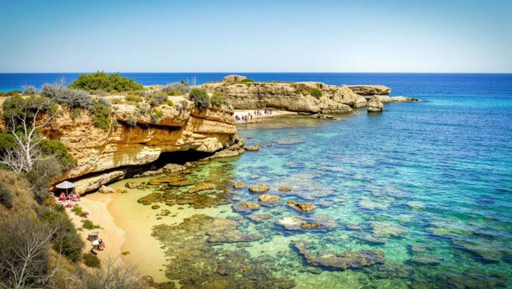 Oleaje en la orilla de Playa de Siracusa 1, costa de Siracusa