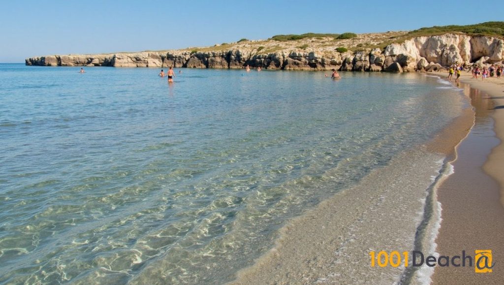 Orilla de Playa de Siracusa 10 con olas suaves en Siracusa