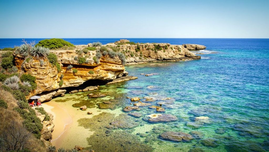 Orilla de Playa de Siracusa 7 con olas suaves en Siracusa