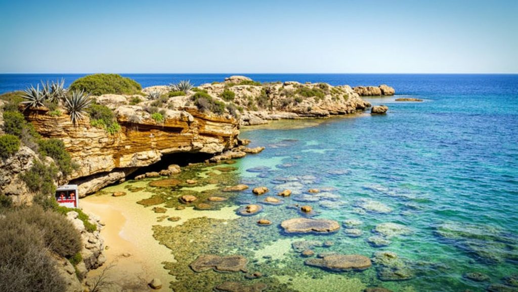 Orilla de Playa de Siracusa 8 con olas suaves en Siracusa