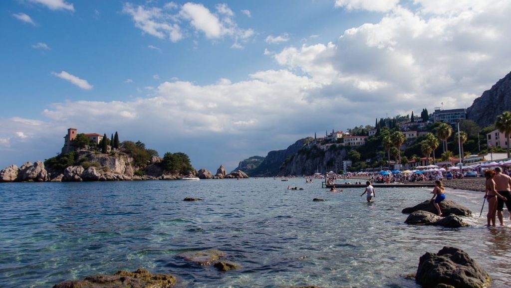 Primer plano de la orilla de Playa de Taormina 2, Taormina