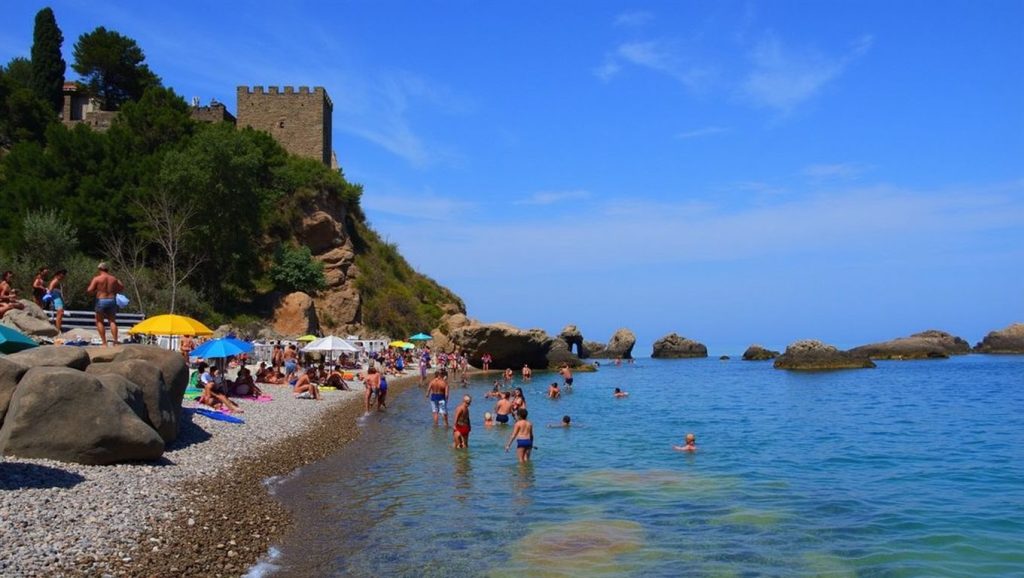 Primer plano de la orilla de Playa de Tusa 2, Tusa